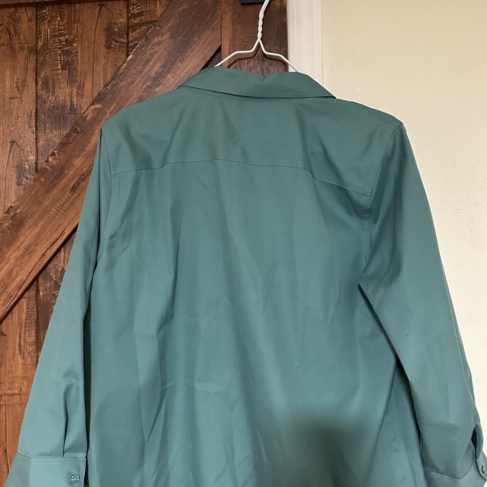 Coldwater Creek Women's No Iron, Light Green Button-Up Top with 3/4 sleeves - Picture 3 of 4